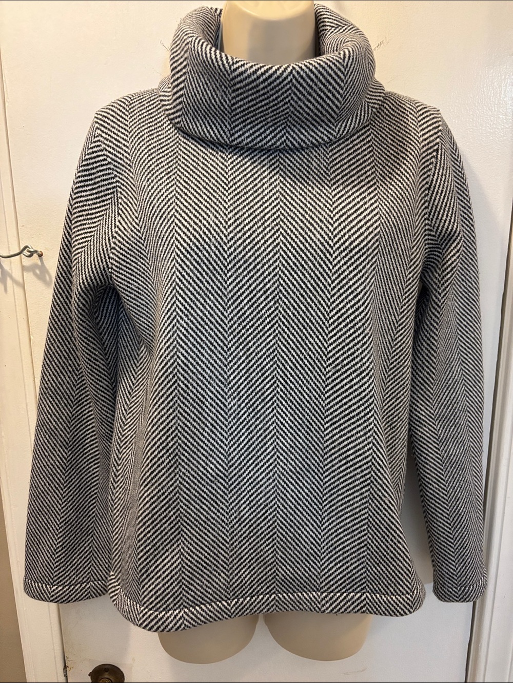 J Crew medium Black and White Herringbone Turtleneck 26-451